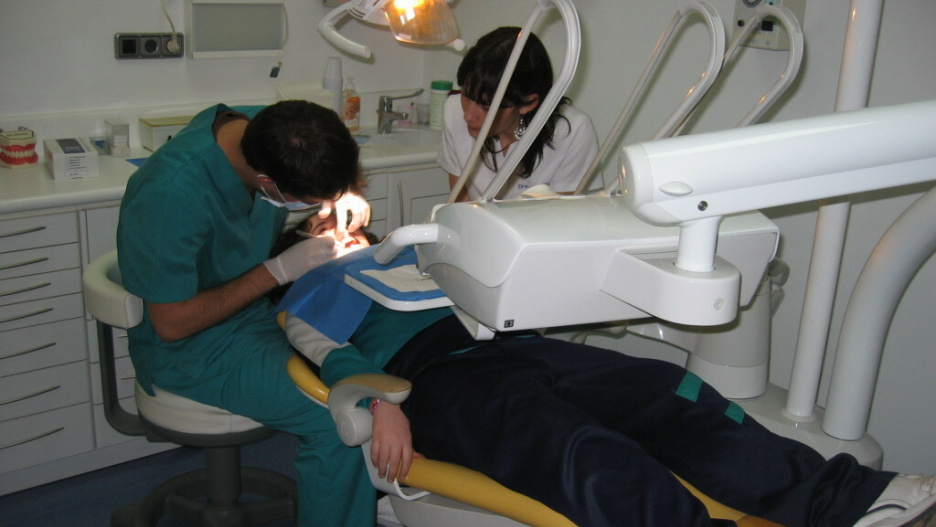 Dentista en su consulta.

EUROPA PRESS/AIDO
08/6/2010