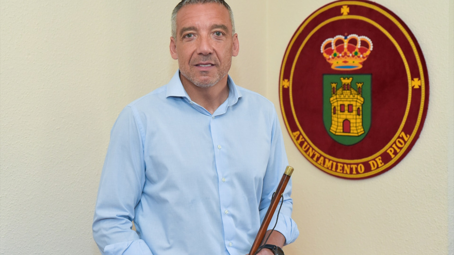 (Foto de ARCHIVO)
El alcalde de Pioz, Manuel López, con el bastón de mando tras el pleno de constitución del ayuntamiento de la localidad alcarreña de Pioz, a 7 de julio de 2023, en Pioz, Guadalajara, Castilla-La Mancha (España). El Ayuntamiento de la localidad alcarreña de Pioz se constituye finalmente hoy al no haber prosperado el recurso presentado por la agrupación de electores XPioz y, a título personal, por un integrante del Partido Popular, ante la sala de lo contencioso-administrativo del Tribunal Superior de Justicia de Castilla-La Mancha por presuntas irregularidades durante la jornada electoral del pasado 28-M.

Rafael Martín / Europa Press
07 JULIO 2023;PIOZ;GUADALAJARA;CASTILLA LA MANCHA;CONSTITUCIÓN PLENO AYUNTAMIENTO
07/7/2023