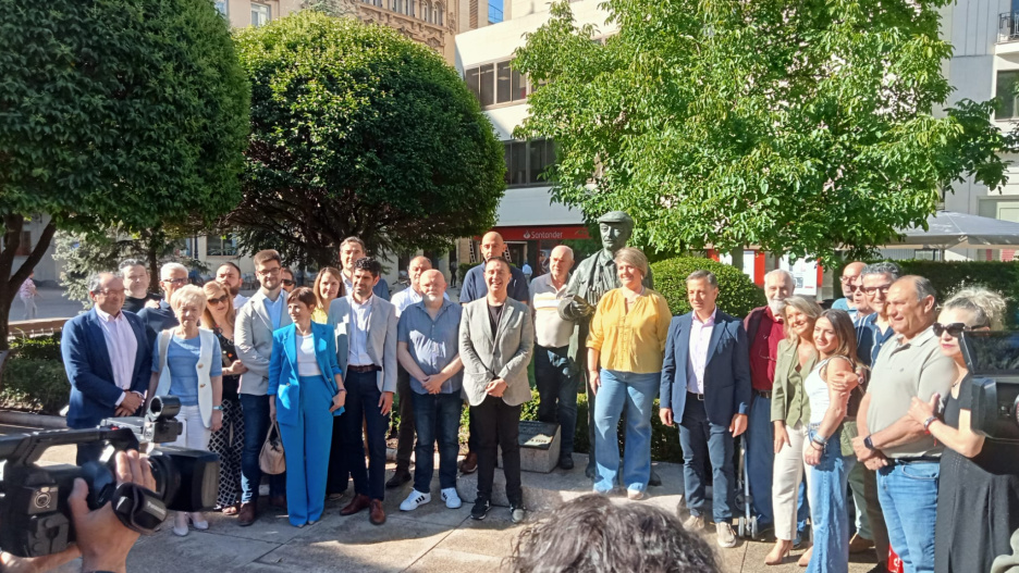 Aprecu ha leído un manifiesto con el respaldo de todos los grupos políticos en la plaza del Altozano.