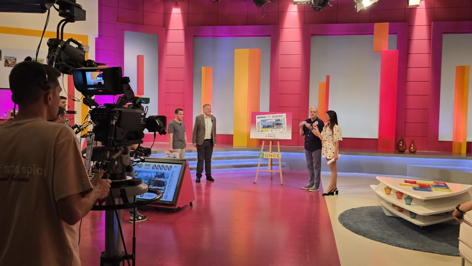 El cupón de la ONCE dedicado a Radio Castilla-La Mancha por su 25 aniversario ha sido presentado en el programa "En Compañía", presentado por Ramón García y Gloria Santoro.