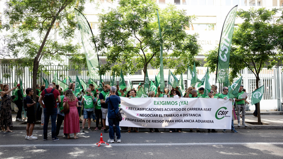 Varias personas durante una concentración frente a la Delegación Especial de la Agencia Estatal de la Administración Tributaria (AEAT), a 29 de mayo de 2026, en Madrid (España). Organizada por CSIF el objetivo de la movilización es reclamar tres ejes básicos: aumento de plantilla, mejoras de las condiciones laborales y cumplimiento de los acuerdos firmados con la Agencia, especialmente los relativos a carrera profesional, teletrabajo y reconocimiento del riesgo en Vigilancia Aduanera.

Gabriel Luengas / Europa Press
29/5/2026