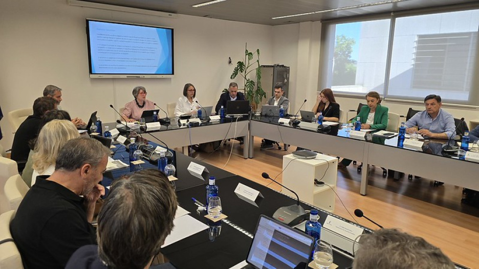 Toledo, 22 de mayo de 2026.- La consejera de Desarrollo Sostenible, Mercedes Gómez, preside, en la sala de juntas de la Escuela de Administración Regional, el Consejo del Agua de Castilla-La Mancha