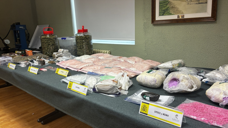 Dinero, droga y armas incautadas por la Guardia Civil en la operación 'Kidbus'.

EUROPA PRESS
29/5/2026