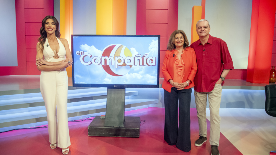 La directora general de CMM, Carmen Amores, junto a Ramón García y Gloria Santoro