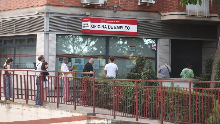 Varias personas hacen cola en una Oficina de Empleo, a 2 de junio de 2026,del país.