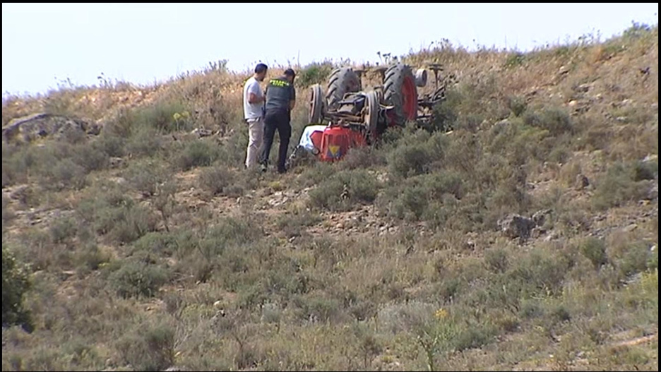 La Guardia Civil investiga en el lugar del accidente en Mota del Cuervo (Cuenca)