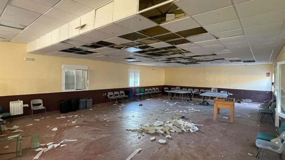 Imagen de los destrozos en la sala multiusos de la piscina de Cebolla