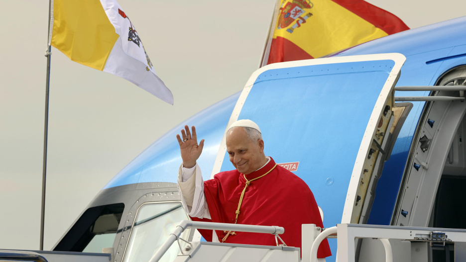 MADRID, 06/06/2026.- El papa León XIV saluda a su llegada al aeropuerto de Adolfo Suárez Madrid-Barajas, este sábado, para iniciar su primera visita apostólica a España hasta el 12 de junio