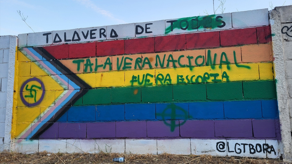 Mural con la bandera LGTBIAQ+ situado en el barrio San Antonio-Puente Romano de Talavera de la Reina

REMITIDA / HANDOUT por LGTBORA
Fotografía remitida a medios de comunicación exclusivamente para ilustrar la noticia a la que hace referencia la imagen, y citando la procedencia de la imagen en la firma
07/6/2026