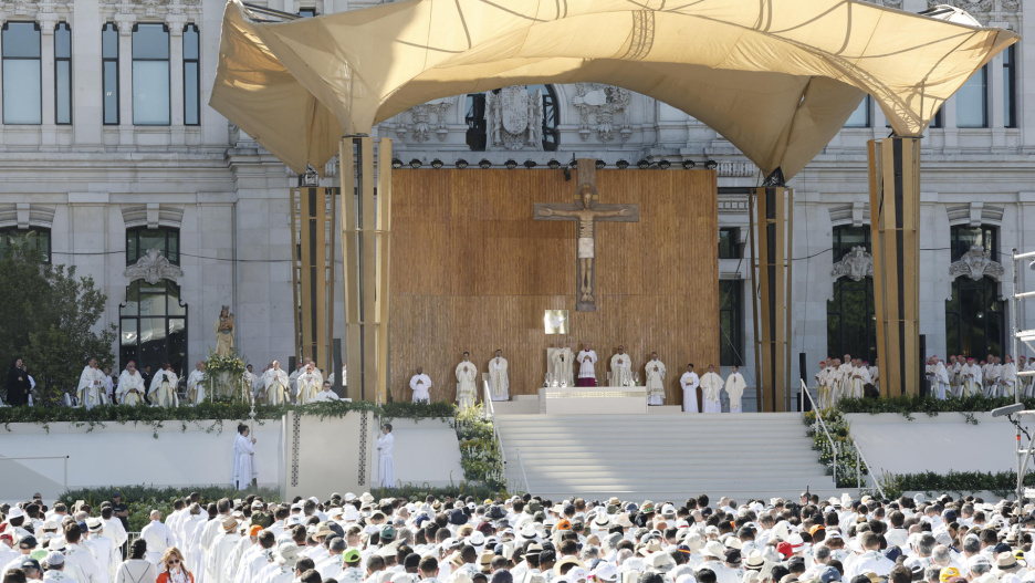 MADRID, 07/06/2026.- Vista general de la misa del Corpus Christi oficiada por el papa León XIV este domingo en la Plaza de Cibeles de Madrid. EFE/Chema Moya