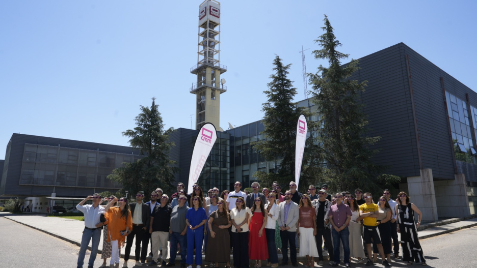 Foto de familia tras el evento de presentación de la cobertura del eclipse en CMM