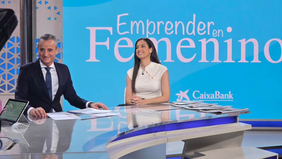 Laura Izquierdo, conductora de 'Emprender en femenino', y Juan Luis Vidal, director territorial de CaixaBank en CLM y Extremadura, hoy en el informativo Castilla-La Mancha Despierta