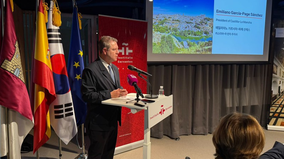 El presidente de Castilla-La Mancha en el Instituto Cervantes de Seúl.