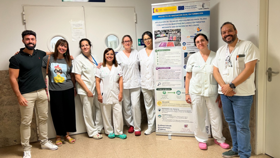 Docentes del IES Ribera del Tajo y del ES Al-Basit con los profesionales del Servicio de Anatomía Patológica del Hospital General Universitario Nuestra Señora del Prado implicados en el proyecto de innovación
