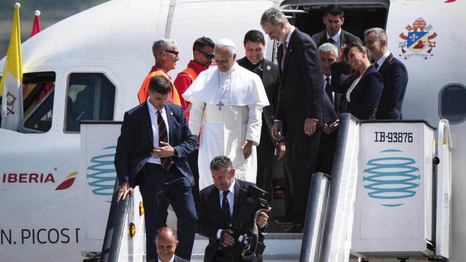 GRAFCAN5283. LA LAGUNA (TENERIFE), 12/06/2026.- El papa León XIV y el rey Felipe IV descienden del avión que debería trasladar al pontífice a Roma tras su viaje de siete días a España por problemas técnicos que impiden su despegue del aeropuerto de Los Rodeos. EFE/ Alberto Valdés