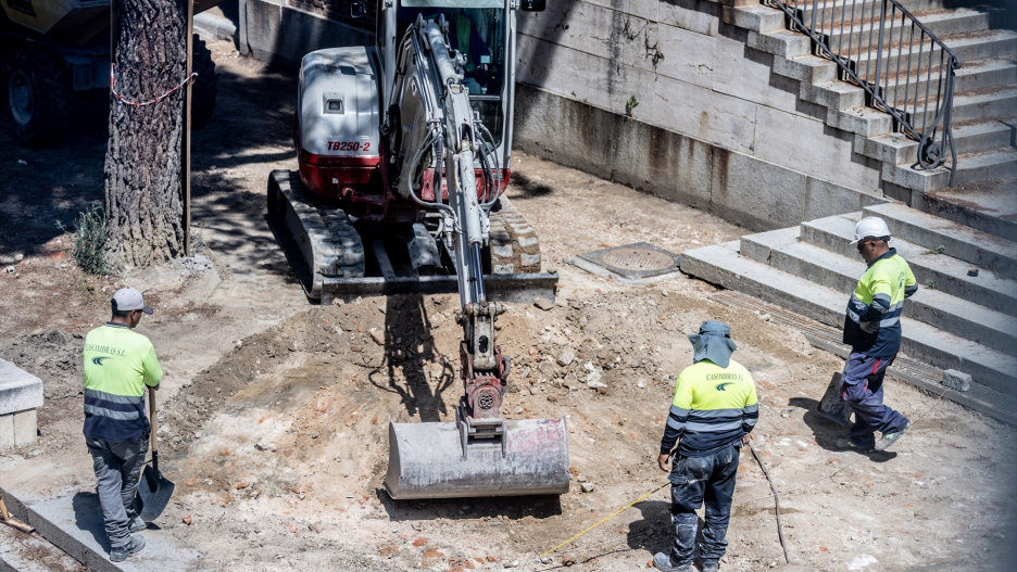 (Foto de ARCHIVO)
Varias personas trabajan al aire libre, a 4 de julio de 2025, en Madrid (España). En 2025, aproximadamente el 25% de los trabajadores en España están expuestos a condiciones de trabajo al aire libre, especialmente en sectores como construcción, agricultura, logística, hostelería y comercio. Estas actividades suponen riesgos añadidos, como el estrés térmico, y concentran la mayor parte de accidentes laborales por calor.

Ricardo Rubio / Europa Press
04 JULIO 2025;RECURSOS;CALOR;TRABAJADORES
04/7/2025