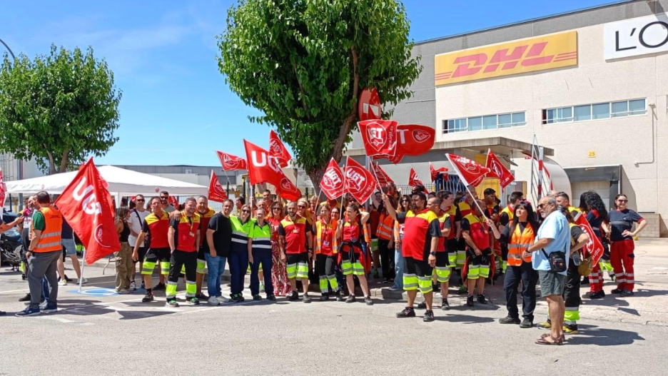Trabajadores del centro logístico que gestiona DHL en Quer, Guadalajara, durante la jornada de paro