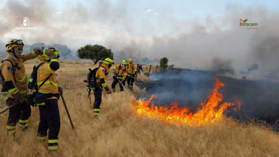 Bomberos del INFOCAM empleándose en el incendio de Lagartera