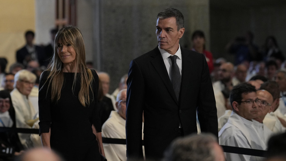BARCELONA, 10/06/2026.- El presidente del Gobierno de España, Pedro Sánchez, y su esposa Begoña Gómez asisten a la misa oficiada por el Papa León XIV en la Sagrada Familia, dentro de su visita oficial a España, este miércoles en Barcelona. EFE/Alejandro García