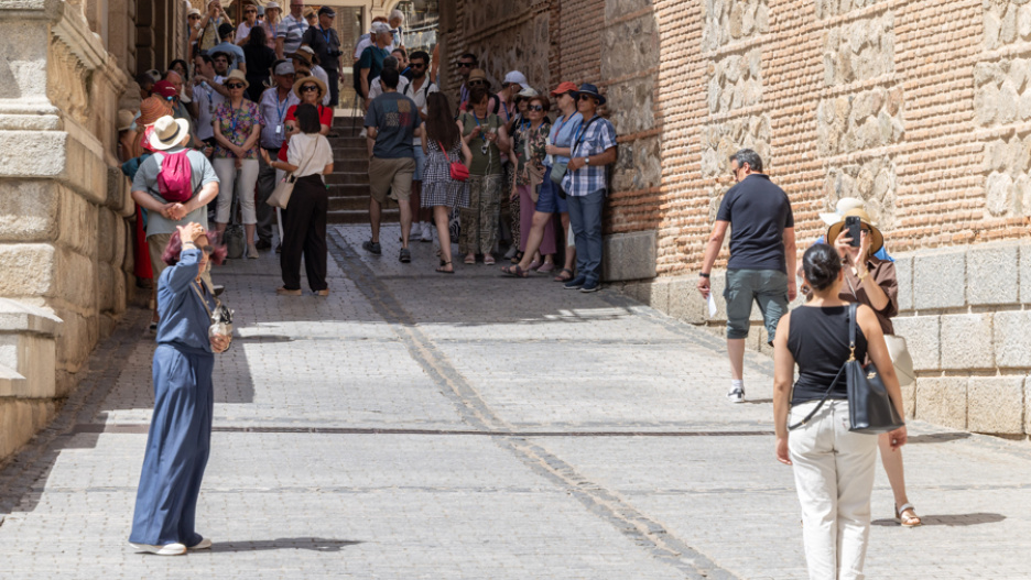 Varios turistas pasean por Toledo.