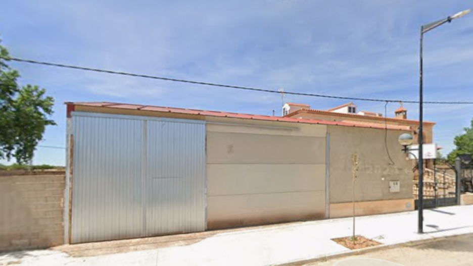 El obrero se encontraba trabajando en el tejado de una nave cuando se precipitó al suelo