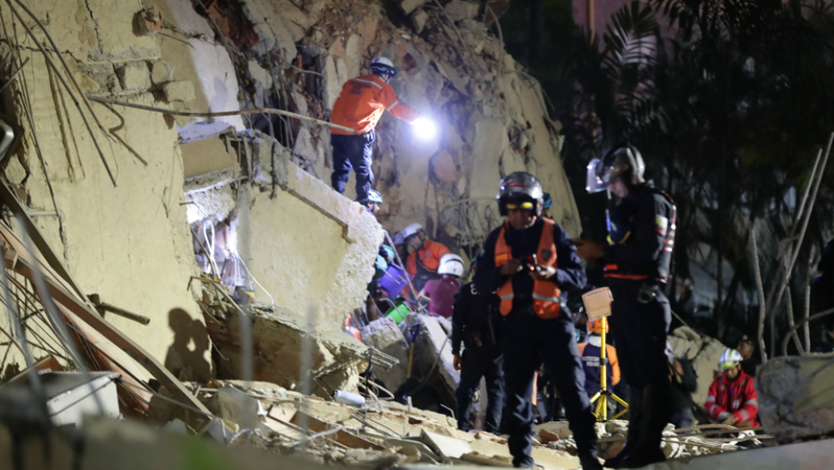 Integrantes de cuerpos de emergencia buscan víctimas en Caracas