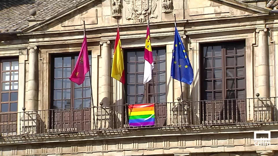 Bandera LGTBI en el Ayuntamiento de Toledo.