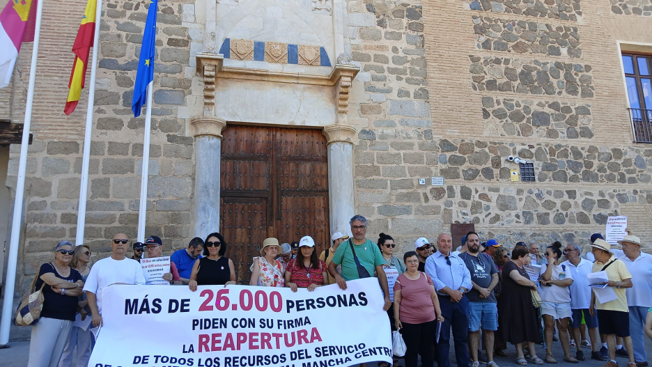 Miembros de la Asociación Luz de La Mancha antes de entrar al Palacio de Fuensalida a entregar las firmas para reclamar el servicio de salud mental en el Hospital Mancha Centro