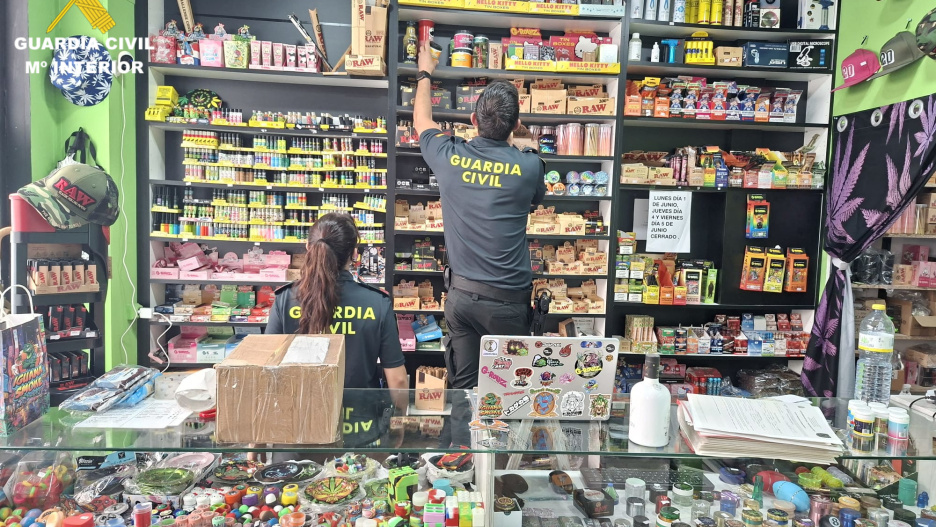 Una de las tiendas en las que detectaron venta de hachís al público.