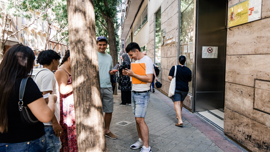 Varias personas migrantes esperan en el exterior de una oficina de la Seguridad Social, a 30 de junio de 2026, en Madrid (España). El plazo de presentación de solicitudes a la regularización extraordinaria de migrantes concluye este martes 30 de junio, tras más de dos meses desde que el Ejecutivo impulsó el proceso y con la presión de entidades y colectivos para ampliar el plazo. Según han confirmado a Europa Press fuentes gubernamentales, a falta de las próximas horas, se han registrado 1,2 millones de solicitudes. El Ejecutivo previó en un principio que más de 500.000 personas se beneficiarían de este mecanismo.

Carlos Luján / Europa Press
30/6/2026