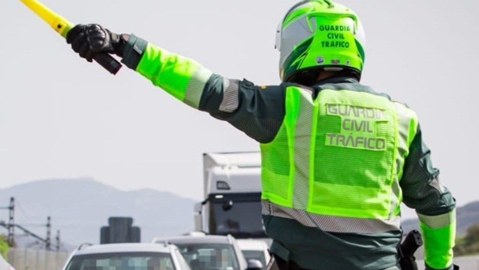 Un agente de la Guardia Civil regulando el tráfico
GUARDIA CIVIL
  (Foto de ARCHIVO)
2/6/2021