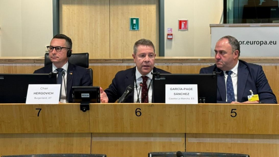 Emiliano García-Page, junto al consejero de Agricultura, Ganadería y Desarrollo Rural, Julián Martínez Lizán en una anterior reunión en Bruselas.

REMITIDA / HANDOUT por JCCM
Fotografía remitida a medios de comunicación exclusivamente para ilustrar la noticia a la que hace referencia la imagen, y citando la procedencia de la imagen en la firma
05/3/2026