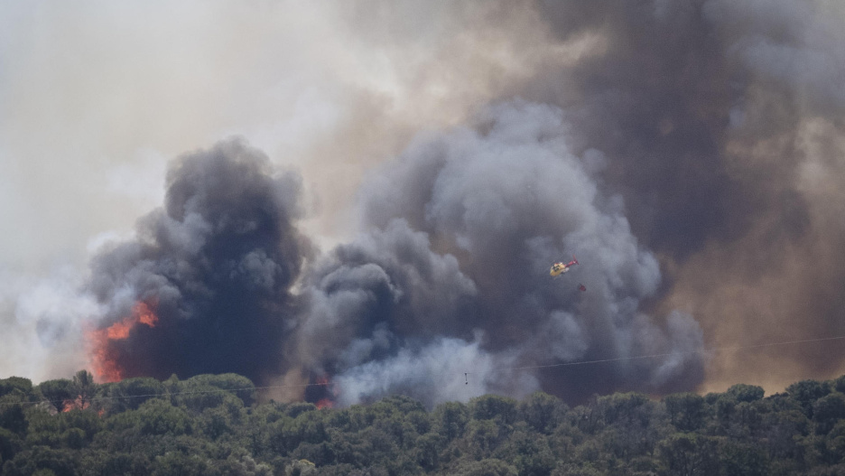 LA BISBAL D'EMPORDÀ (GIRONA), 03/07/2026.- Columna de humo del incendio forestal que se ha declarado en La Bisbal d'Empordà (Girona), que ha obligado a desalojar a 150 niños de una casa de colonias de verano y a confinar a un barrio. EFE/ David Borrat
