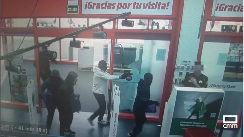 Momento del atraco en un establecimiento del centro comercial La Abadía.