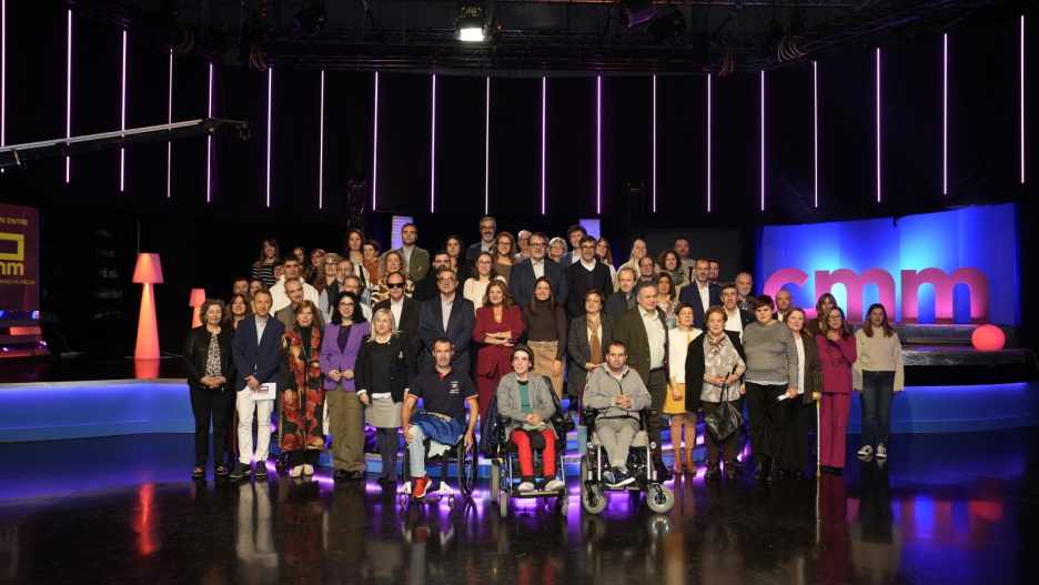 Foto de familia en la firma del convenio de colaboración entre CMM y la Mesa del Tercer Sector
