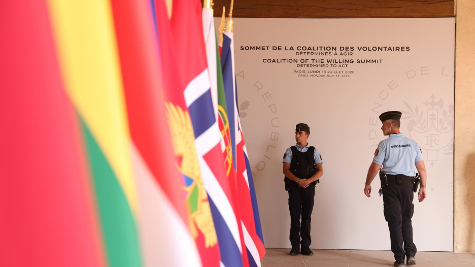 PARIS (France), 13/07/2026.- French police officers on duty at the Coalition of the Willing summit on security guarantees for Ukraine at the Hotel des Invalides in Paris, France, 13 July 2026. (Francia, Ucrania) EFE/EPA/TERESA SUAREZ / POOL