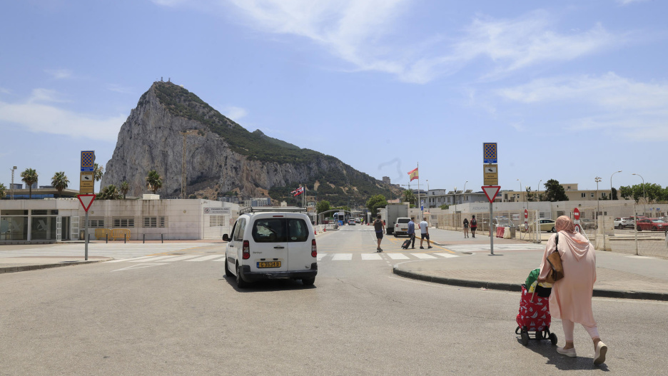 FOTODELDIA LA LÍNEA DE LA CONCEPCIÓN (CÁDIZ), 13/07/2026.- Una década después del referéndum del brexit y tras cinco años de negociaciones, los vecinos del Campo de Gibraltar y Gibraltar vivirán por fin esta semana sus consecuencias: el hito histórico que supondrá el derribo del que es considerado uno de los pasos fronterizos más pequeños del mundo y una barrera física y emocional para los habitantes de ambos lados. EFE/ A.Carrasco Ragel