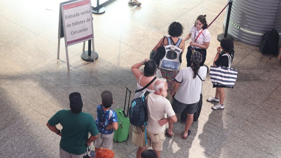 Pasajeros en un andén de la estación de trenes de Puerta de Atocha.