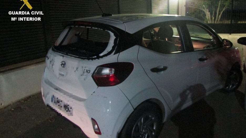El coche terminó empotrado contra el muro de un chalet.