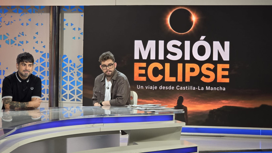 Juan Antonio Lorente, director del pódcast, y Sergio Checa, intérprete de El Sol, en el informativo 'CLM Despierta'