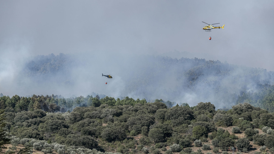 FOTODELDÍA - LA MIERLA (GUADALAJARA), 16/07/2026.- Dos helicópteros trabajan en la extinción del incendio declarado este jueves en La Mierla, Guadalajara. Cerca de un centenar de militares de la Unidad Militar de Emergencias (UME) se despliegan para hacer frente a la extinción del incendio forestal originado este jueves en el término municipal de La Mierla (Guadalajara). EFE/Nacho Izquierdo