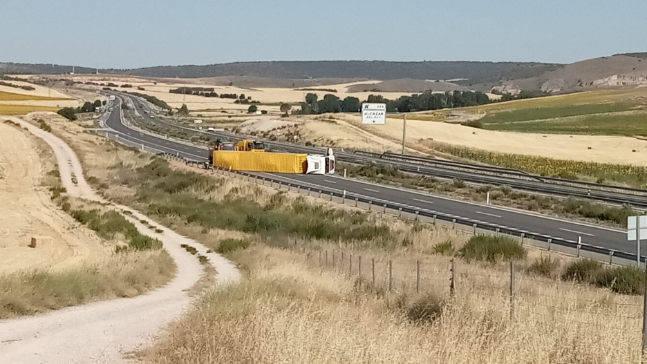Imagen del tráiler atravesado en la A-40 este lunes 20 de julio de 2026