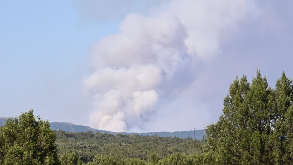 El director técnico del dispositivo que lucha contra el incendio de La Mierla ha reiterado que el fuego está "muy lejos" de estar controlado y que está atravesando cortafuegos de hasta 40 metros de longitud.