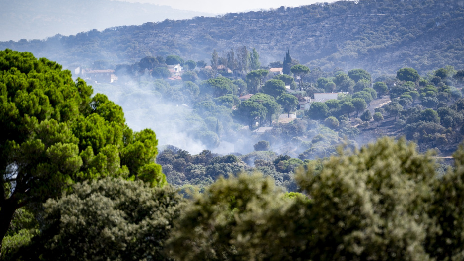 Vista de una espesa columna de humo provocada por un incendio forestal, a 23 de julio de 2026, en Almorox, Toledo, Castilla-La Mancha (España). Las labores de extinción del incendio forestal originado en la localidad de Almorox (Toledo), con afección en el municipio madrileño Villa del Prado, evolucionan favorablemente por la efectividad de los trabajos realizados durante la noche, aunque las condiciones meteorológicas no son favorables.

A. Pérez Meca / Europa Press
23/7/2026