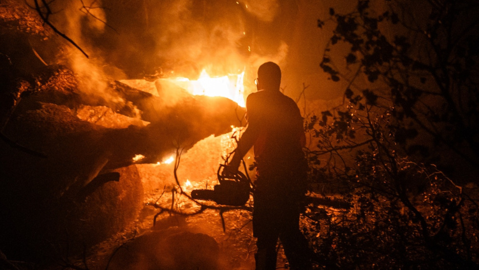 Una persona trabaja en las labores de extinción del incendio forestal en La Adrada (Ávila) que amenaza a la provincia de Toledo / César Vallejo Rodríguez / Europa Press