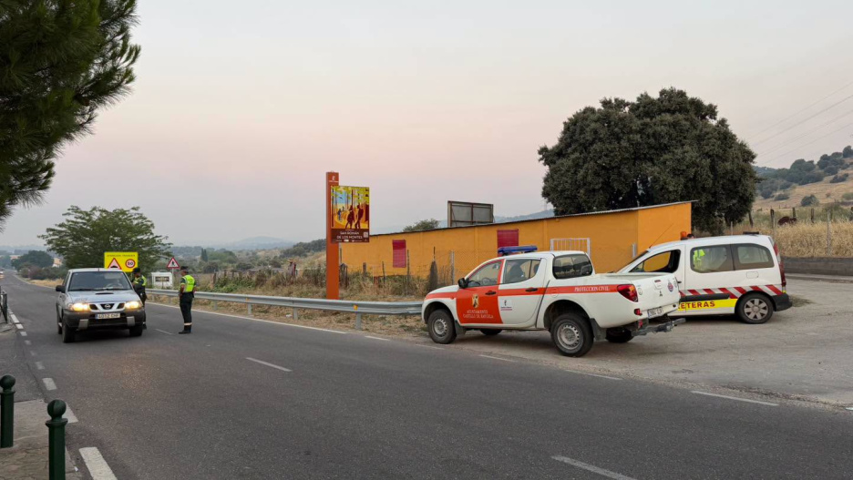 Imagen de los servicios municipales y Guardia Civil en Castillo de Bayuela durante las jornadas que han acompañando a los ganaderos en los accesos permitidos.