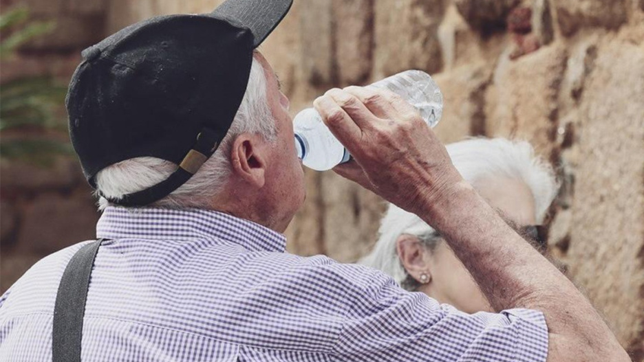 Imagen de archivo de una persona mayor bebiendo agua

REMITIDA / HANDOUT por AYUNTAMIENTO DE TORREJÓN DE ARDOZ
Fotografía remitida a medios de comunicación exclusivamente para ilustrar la noticia a la que hace referencia la imagen, y citando la procedencia de la imagen en la firma
29/7/2026