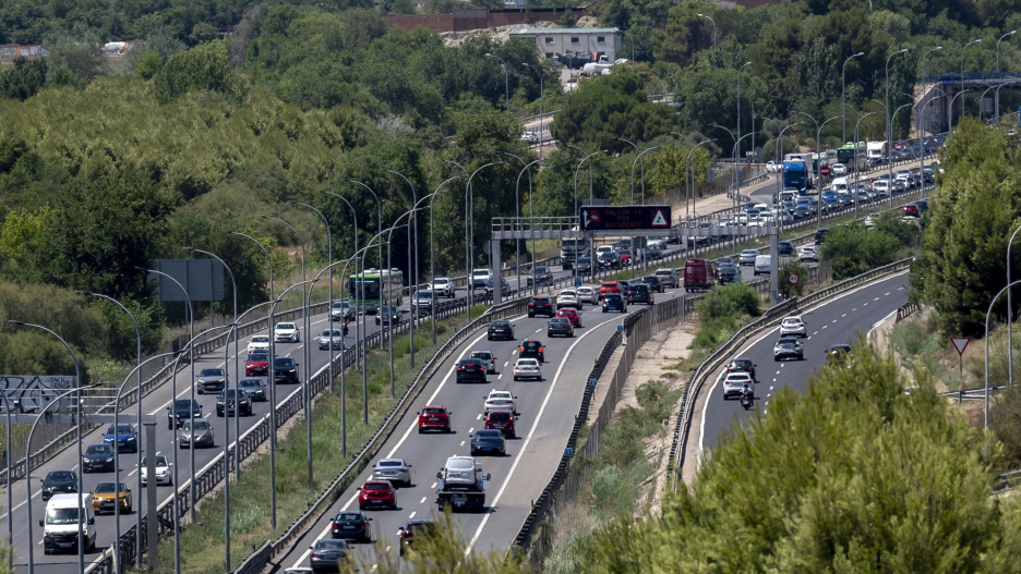 (Foto de ARCHIVO)
Decenas de vehículos durante la primera operación salida del verano, en la A-3, a 3 de julio de 2026, en Madrid (España). La Dirección General de Tráfico (DGT) pone en marcha este viernes 3 de julio, a partir de las 15 horas, el primer dispositivo especial de la Operación Verano 2026, con una previsión de 980.000 desplazamientos por las carreteras que atraviesan la Comunidad de Madrid hasta la medianoche del domingo.