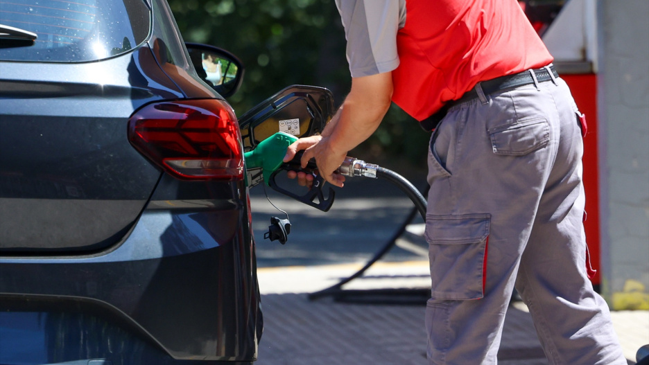 (Foto de ARCHIVO)
Una persona repostando en una gasolinera un coche.