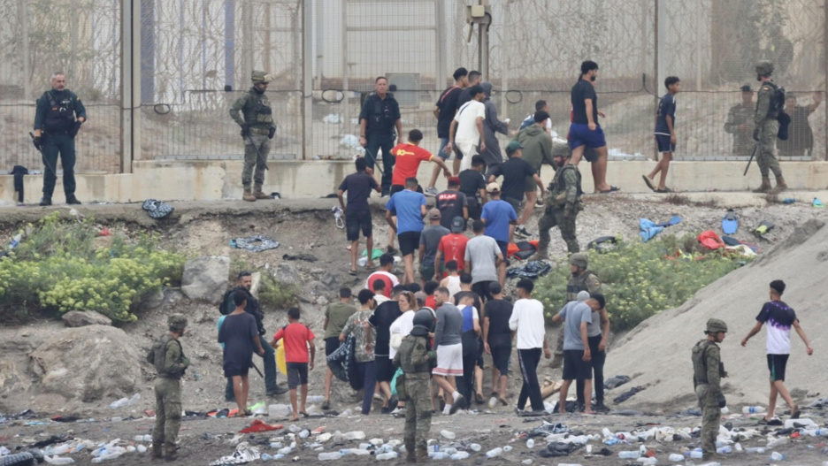CEUTA (ESPAÑA), 31/07/2026.- Grupos de inmigrantes empiezan a volver a su país por la frontera del Tarajal en Ceuta este viernes, donde se han registrado violentos enfrentamientos en los perímetros fronterizos durante su intento de acceder desde Marruecos hacia Ceuta y Melilla. EFE/ Reduan Dris